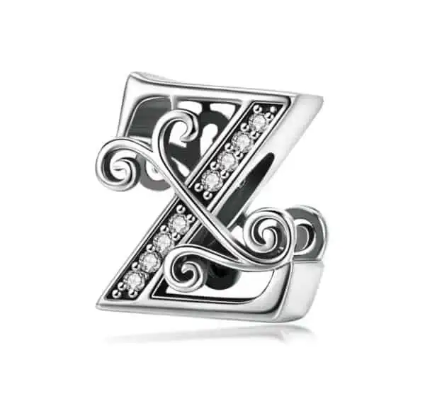 Product Afbeelding Vooraanzicht van onze prachtige letter uit de sierletters en cijfers collectie. Deze letter Z bedel is gemaakt van 925 sterling zilver en is ingelegd met zirkonia steentjes. De bedel wordt afgemaakt door de versieringen langs de letter z.