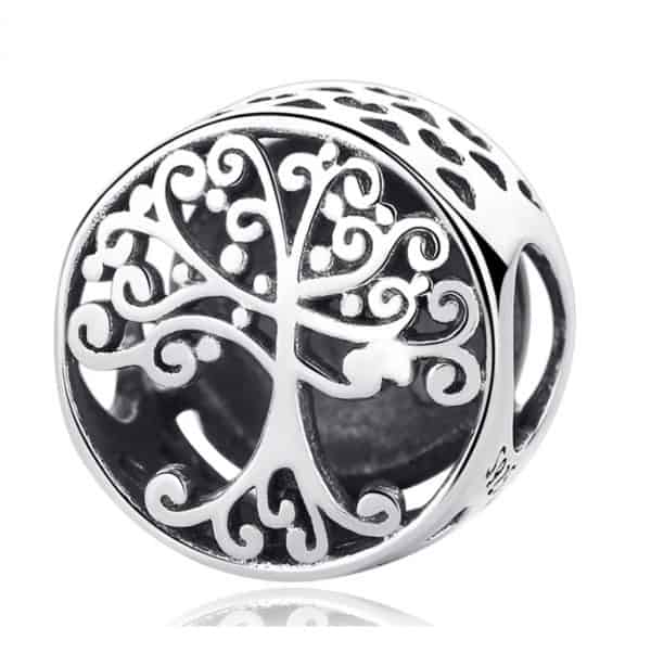 Product Afbeelding Vooraanzicht van onze prachtige levensboom bedel. Deze bead is gemaakt met ingewerkte levensboom. Op de achterkant staat gegraveerd family. Gemaakt van 925 sterling zilver.