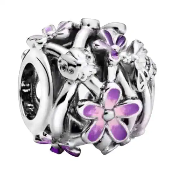 Product Afbeelding Vooraanzicht van onze prachtige lila madeliefjes bol. Deze bead uit de natuur collectie is gemaakt van 925 sterling zilver en heeft lila emaille op de madeliefjes.