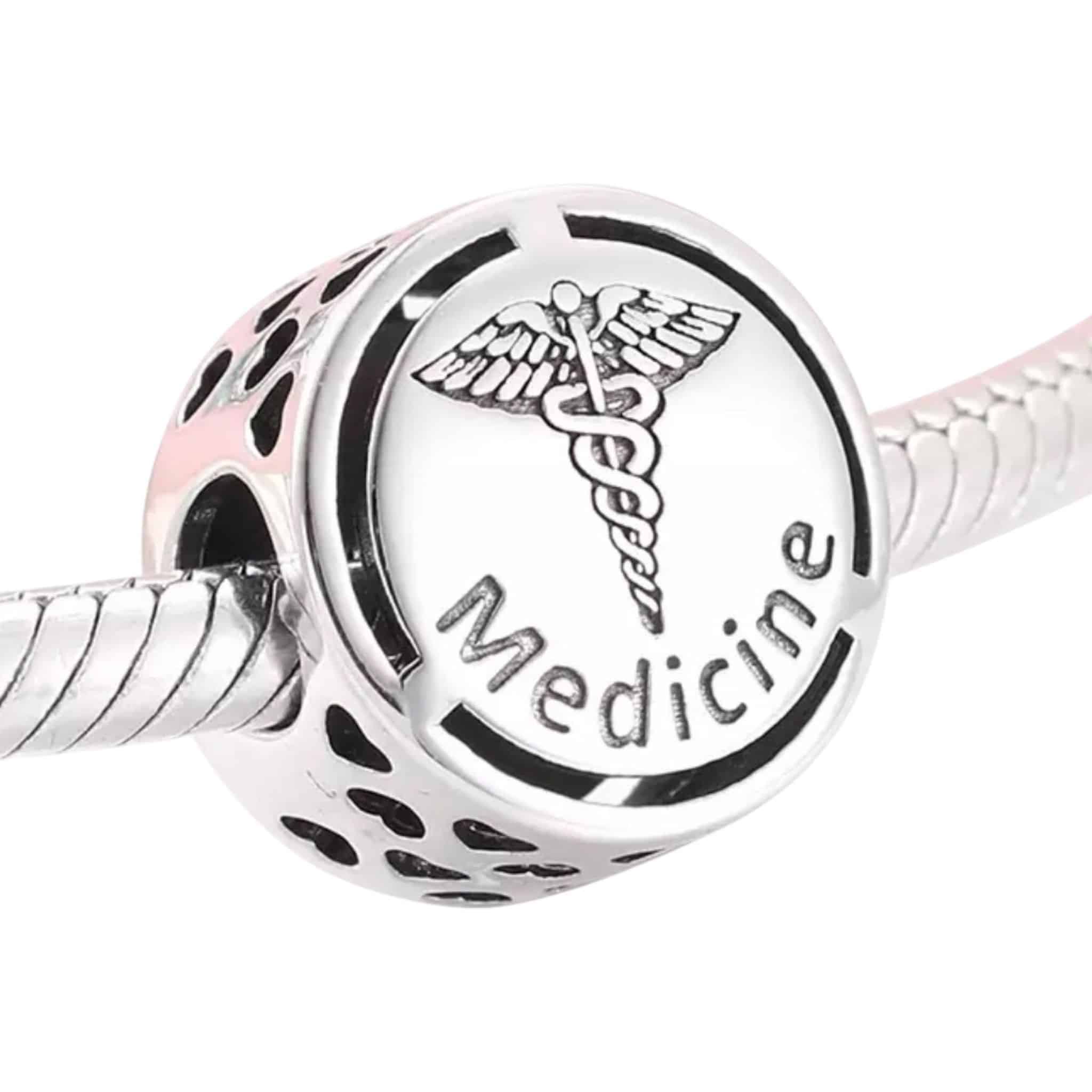 Product Afbeelding Voor en Achteraanzicht van onze mooie beroeps bedel uit de collectie beroepen. Deze bead is gegraveerd met het logo medicijn en arts voor de geneeskunde. Gemaakt van 925 sterling zilver en aan de buitenkant opengewerkte hartjes.