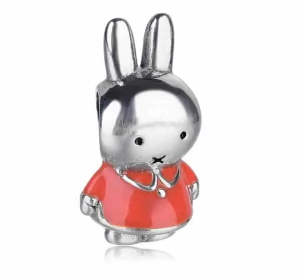 Product Afbeelding Vooraanzicht van onze prachtige nijntje collectie. Het zijaanzicht van deze prachtige 3D nijntje bead. Deze nijntje is klassiek omdat iedereen miffy of nijntje wel kent in een oranje jurk. De bedel is gemaakt van 925 sterling zilver en emaille. Rondom is deze nijn helemaal gemaakt van 3 D. De oogjes en de mond is afgemaakt met zwarte emaille.