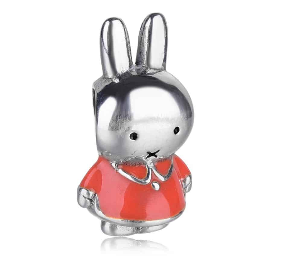 Product Afbeelding Vooraanzicht van onze prachtige nijntje collectie. Het zijaanzicht van deze prachtige 3D nijntje bead. Deze nijntje is klassiek omdat iedereen miffy of nijntje wel kent in een oranje jurk. De bedel is gemaakt van 925 sterling zilver en emaille. Rondom is deze nijn helemaal gemaakt van 3 D. De oogjes en de mond is afgemaakt met zwarte emaille.