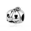 Product Afbeelding Vooraanzicht van onze prachtige pompoen bedel in de categorie dieren en natuur. Deze mooie pumpkin is gemaakt van 925 sterling zilver. De ogen zijn met harten uitgesneden en de mond ook. Prachtige details zodat je kan zien dat dit pompoentje echt aan je halloween armband hoort.