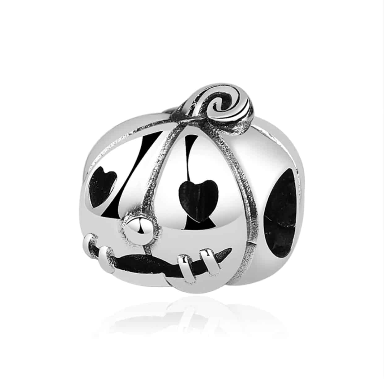 Product Afbeelding Vooraanzicht van onze prachtige pompoen bedel in de categorie dieren en natuur. Deze mooie pumpkin is gemaakt van 925 sterling zilver. De ogen zijn met harten uitgesneden en de mond ook. Prachtige details zodat je kan zien dat dit pompoentje echt aan je halloween armband hoort.