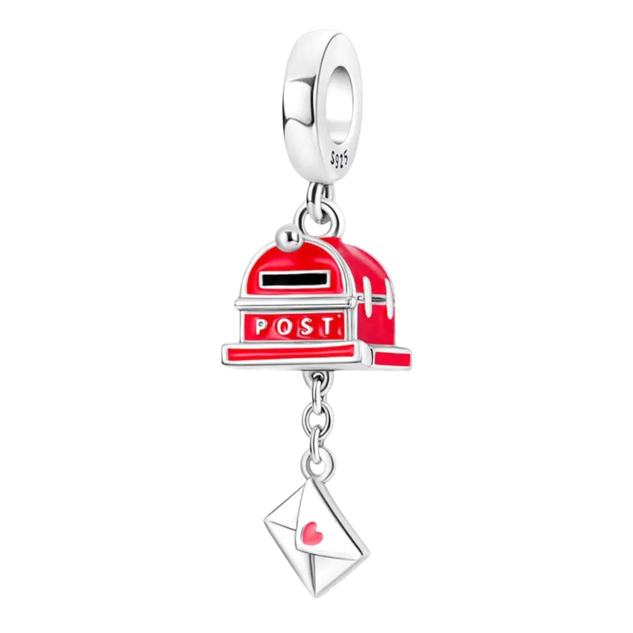 Product Afbeelding Vooraanzicht van onze nieuwe beroepen charm. Deze lieve brievenbus met envelop is gemaakt van 925 sterling zilver en rode emaille. Aan de postbus hangt een envelopje gezegeld met een rood emaille hartje. Dit bedeltje komt uit de categorie beroepen.