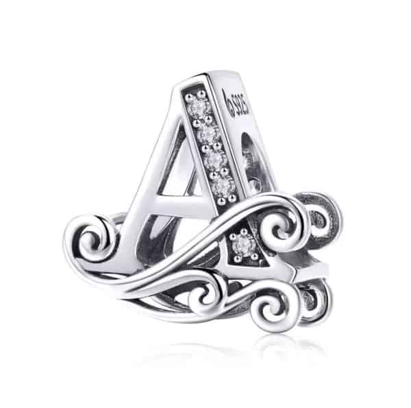 Product Afbeelding Vooraanzicht van onze prachtige sierletter A. Deze bead uit de collectie letters is gemaakt van 925 sterling zilver en ingelegd met zirkonia steentjes. De letter is afgewerkt met een mooie sier krul.