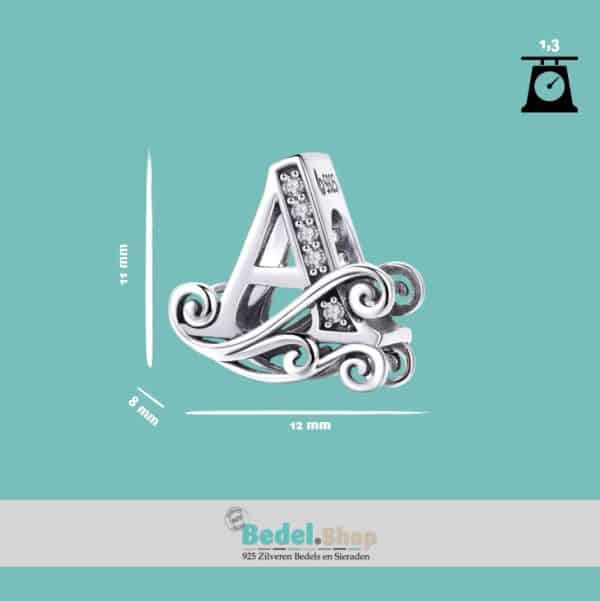Afbeelding van onze prachtige sierletter A met de maten en gewicht van deze bedel uit het alfabet. Deze bead uit de collectie letters is gemaakt van 925 sterling zilver en ingelegd met zirkonia steentjes. De letter is afgewerkt met een mooie sier krul.