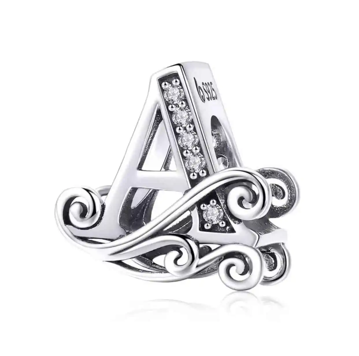 Product Afbeelding Vooraanzicht van onze prachtige sierletter A. Deze bead uit de collectie letters is gemaakt van 925 sterling zilver en ingelegd met zirkonia steentjes. De letter is afgewerkt met een mooie sier krul.