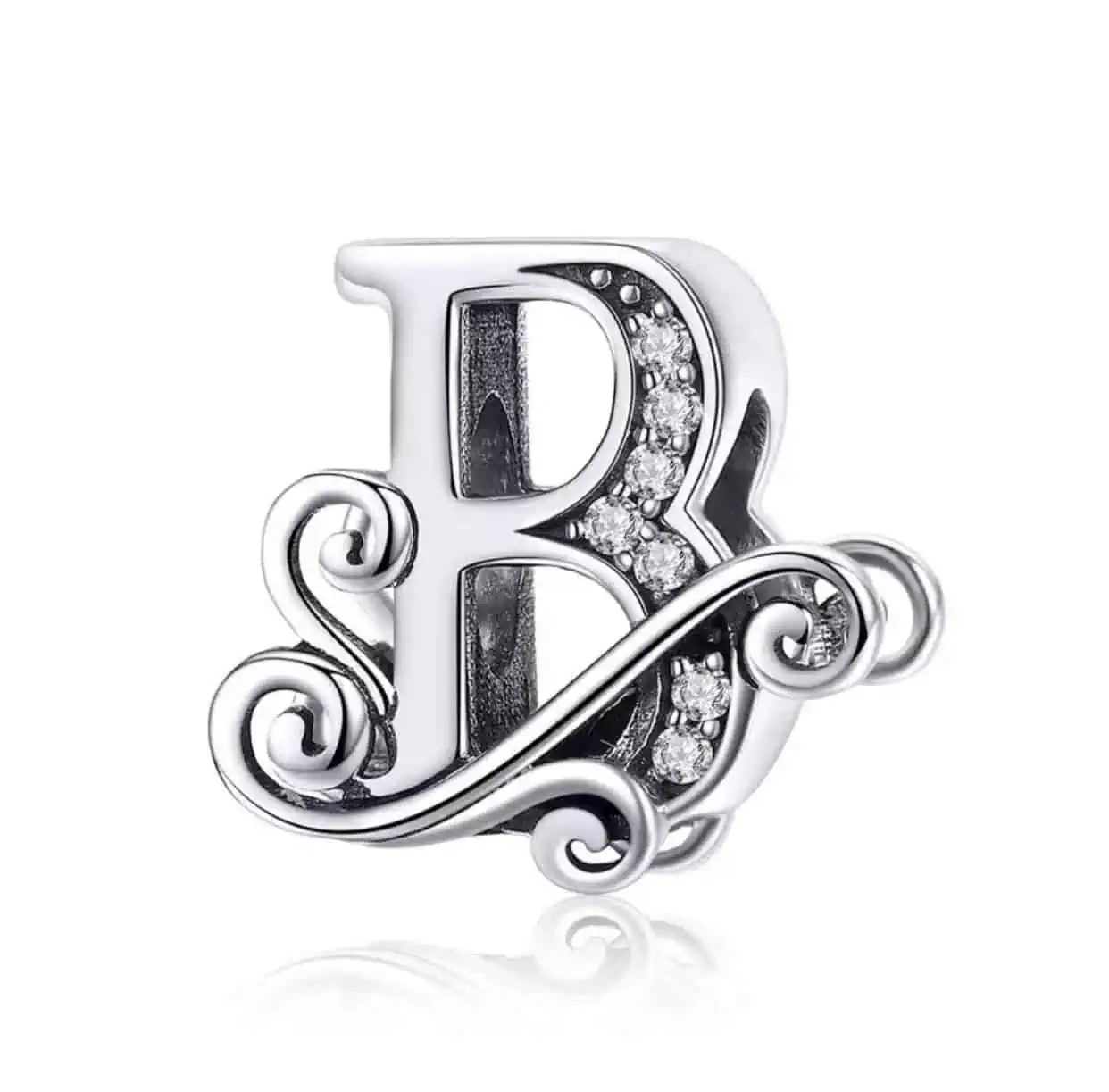 Product Afbeelding Vooraanzicht van onze prachtige sierletter B bedel. Deze Bead met de sierletter B is gemaakt van 925 sterling zilver en gemaakt van 925 sterling zilver. De letter B is afgemaakt met een sierlijke krul en valt onder de collectie letters en cijfers.