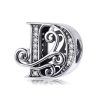 Product Afbeelding Vooraanzicht van onze prachtige letter uit de sierletters en cijfers collectie. Deze letter D bedel is gemaakt van 925 sterling zilver en is ingelegd met zirkonia steentjes. De bedel wordt afgemaakt door de versieringen langs de letter D.