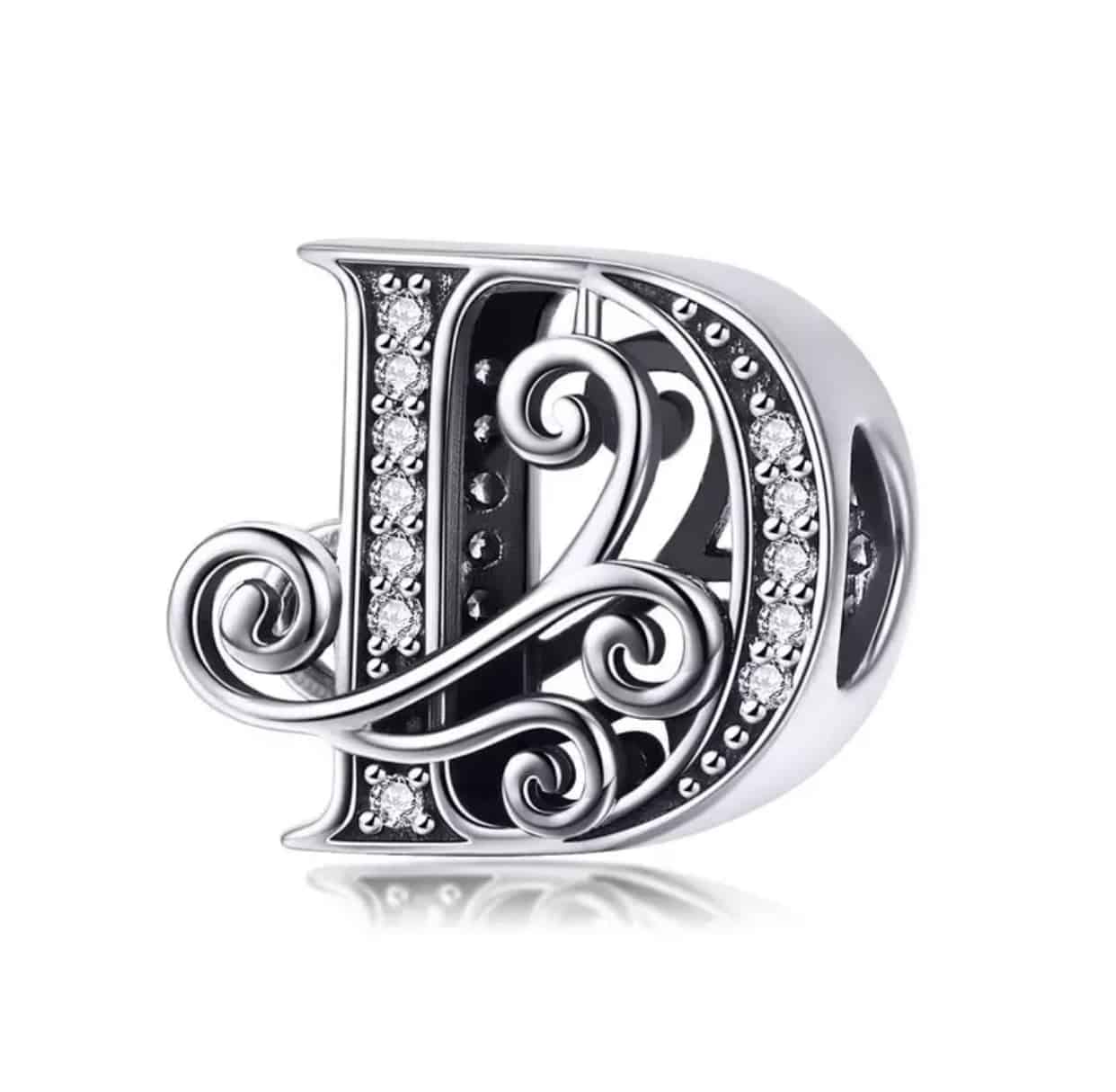 Product Afbeelding Vooraanzicht van onze prachtige letter uit de sierletters en cijfers collectie. Deze letter D bedel is gemaakt van 925 sterling zilver en is ingelegd met zirkonia steentjes. De bedel wordt afgemaakt door de versieringen langs de letter D.