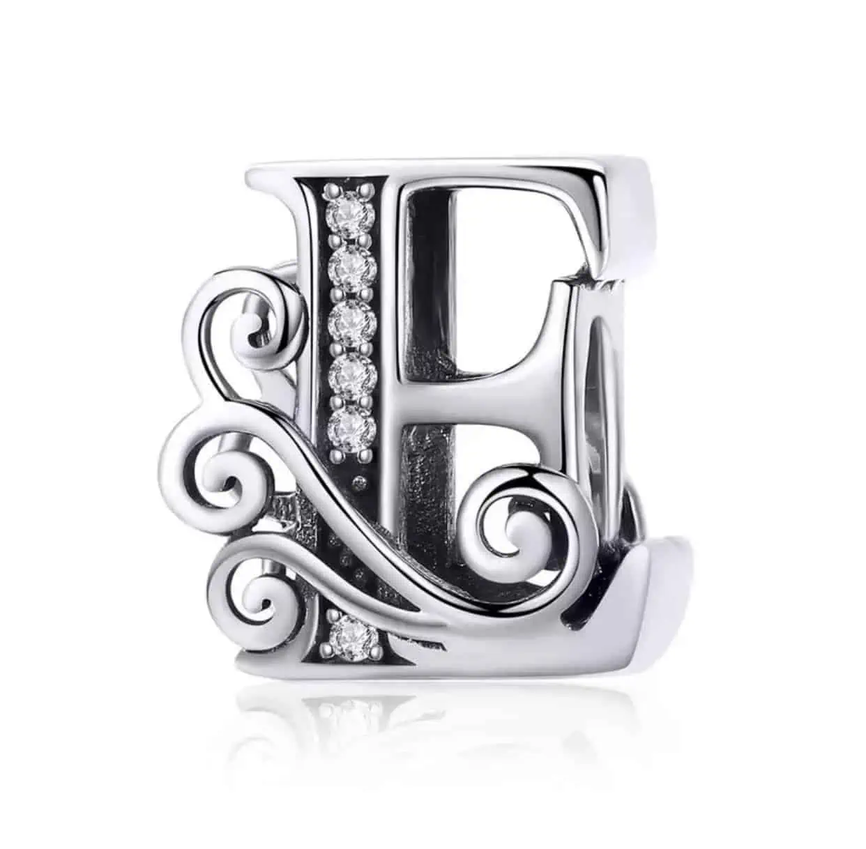 Product Afbeelding Vooraanzicht van onze prachtige bead letter E. Deze sierletter E is gemaakt van 925 sterling zilver en ingelegd met zirkonia steentjes. De letter bedel is afgewerkt met een prachtige sierlijke lus.