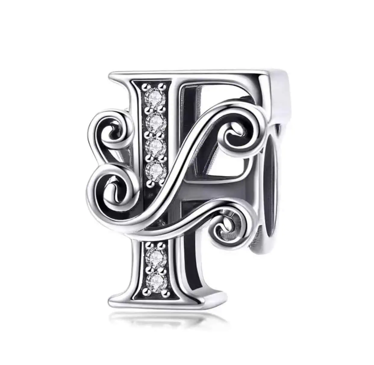 Product Afbeelding Vooraanzicht van onze prachtige bead letter F. Deze sierletter F is gemaakt van 925 sterling zilver en ingelegd met zirkonia steentjes. De letter bedel is afgewerkt met een prachtige sierlijke lus.