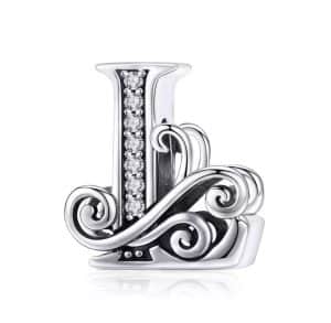 Product Afbeelding Voor en Achterzijde van onze prachtige sierlietter L uit de collectie sierletters. Deze letter l is gemaakt van 925 sterling zilver. De bead is ingelegd met zirkonia steentjes en afgewerkt met sierlijke krullen.