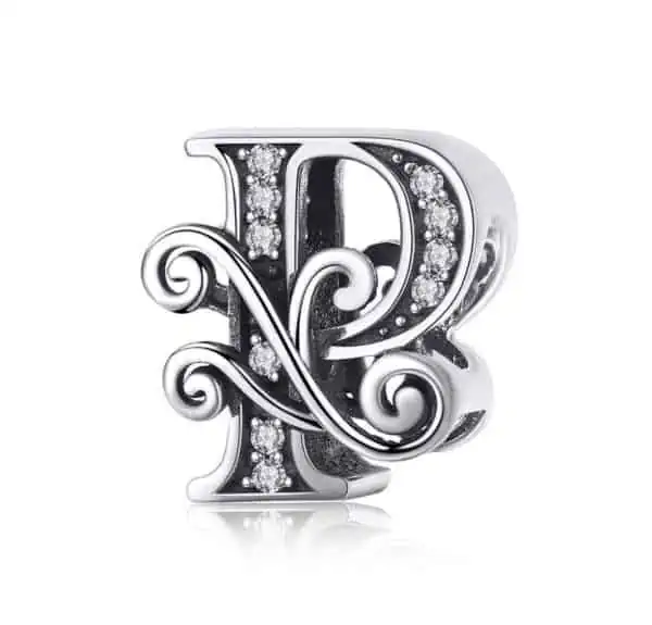 Product Afbeelding Vooraanzicht van onze mooie sierletter bead letter P. Deze prachtige sier letter p is gemaakt van 925 sterling zilver en is ingelegd met zirkonia en heeft als mooie afwerking een sierlijke krul door de letter heen.