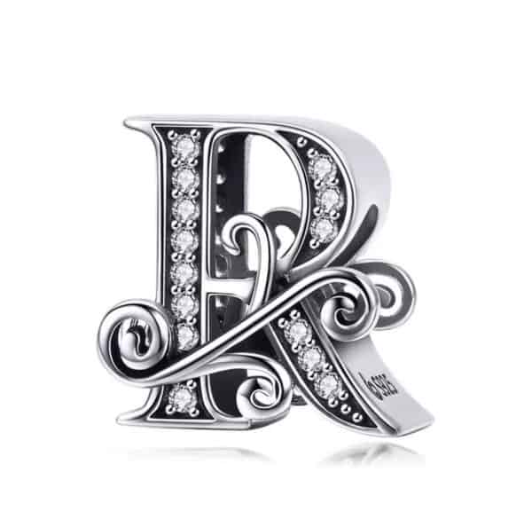 Product Afbeelding Vooraanzicht van onze mooie sierletter bead letter R. Deze prachtige sier letter r is gemaakt van 925 sterling zilver en is ingelegd met zirkonia en heeft als mooie afwerking een sierlijke krul door de letter heen.