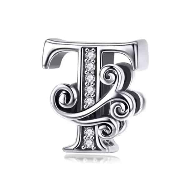 Product Afbeelding Voor en Achteraanzicht van onze prachtige letter bead. Deze sierletter t is gemaakt van 925 sterling zilver en ingelegd met zirkonia steentjes. De letter t uit het alfabet heeft een sierlijke krul door de letter.