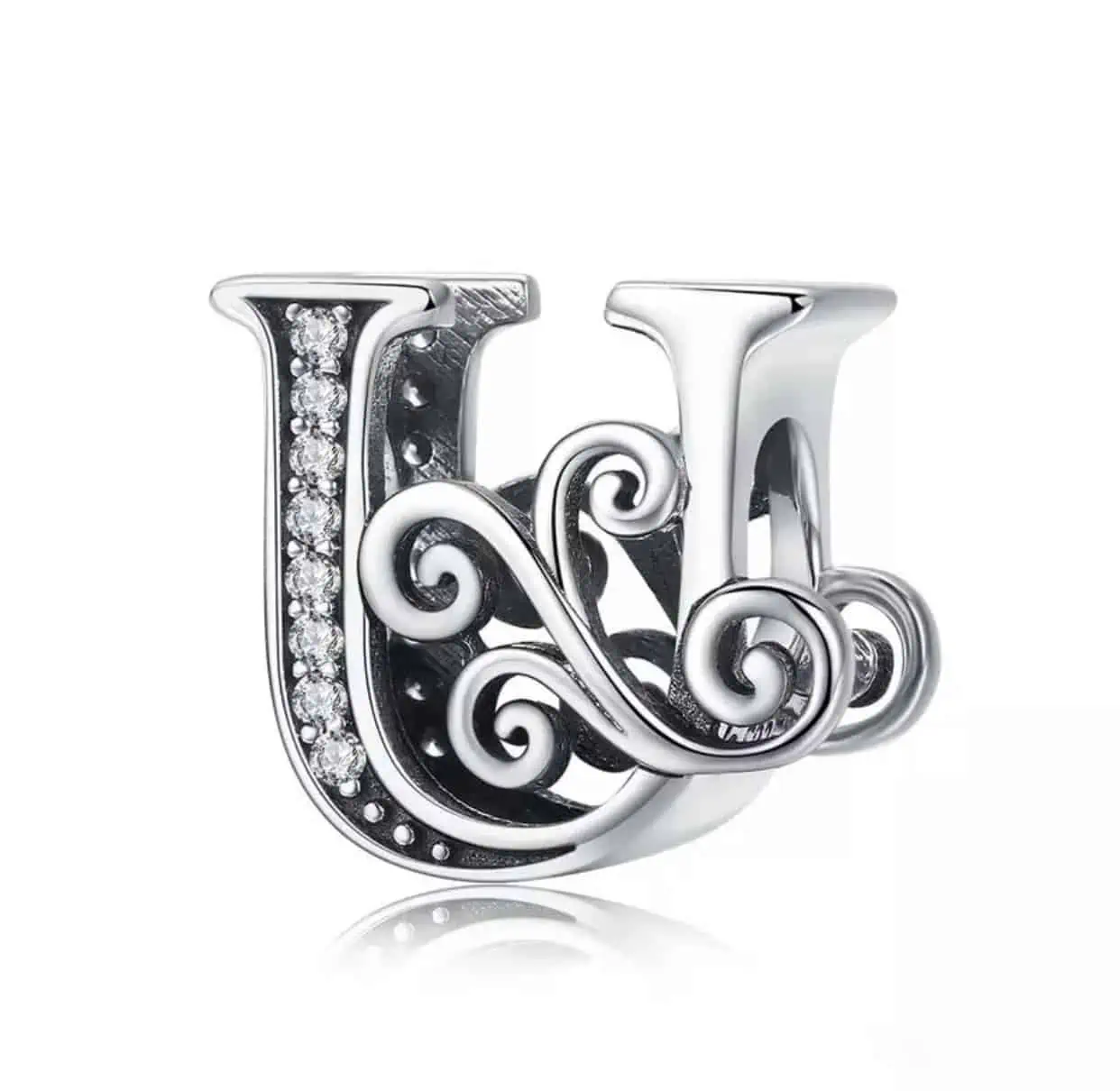 Product Afbeelding Voor en Achteraanzicht van onze prachtige letter bead. Deze sierletter U is gemaakt van 925 sterling zilver en ingelegd met zirkonia steentjes. De letter u uit het alfabet heeft een sierlijke krul door de letter.