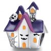 Product Afbeelding Vooraanzicht van ons spookhuis bedel uit de halloween collectie. Deze prachtige haloween bedel is gemaakt van 925 sterling zilver. De bead heeft prachtige details van gezichten, skelet en spinnenweb. Het dak is afgewerkt met paarse emaille en vleermuizen in het zwart.