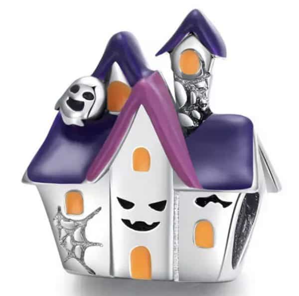 Product Afbeelding Vooraanzicht van ons spookhuis bedel uit de halloween collectie. Deze prachtige haloween bedel is gemaakt van 925 sterling zilver. De bead heeft prachtige details van gezichten, skelet en spinnenweb. Het dak is afgewerkt met paarse emaille en vleermuizen in het zwart.