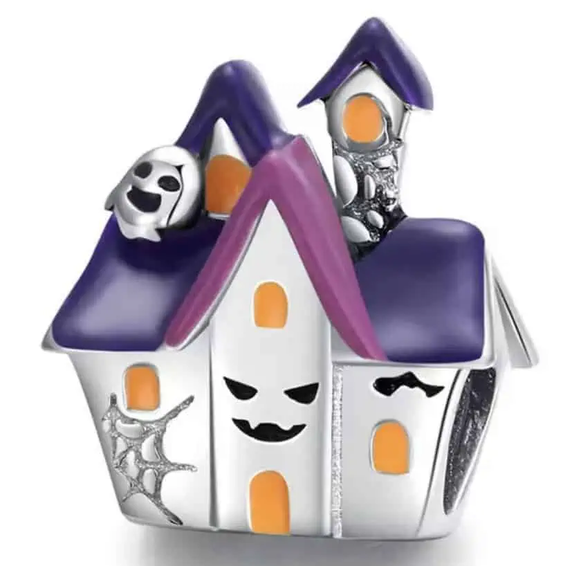 Product Afbeelding Vooraanzicht van ons spookhuis bedel uit de halloween collectie. Deze prachtige haloween bedel is gemaakt van 925 sterling zilver. De bead heeft prachtige details van gezichten, skelet en spinnenweb. Het dak is afgewerkt met paarse emaille en vleermuizen in het zwart.
