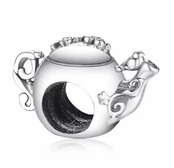 Product Afbeelding Vooraanzicht van onze nieuwe hobby en beroepen bedel. Deze theepot is sierlijk en mooi afgewerkt met bloemen op de bovenkant van de thee pot. De bead is gemaakt van 925 sterling zilver. Een sierlijke bedel die je moet hebben als je gek bent op thee.