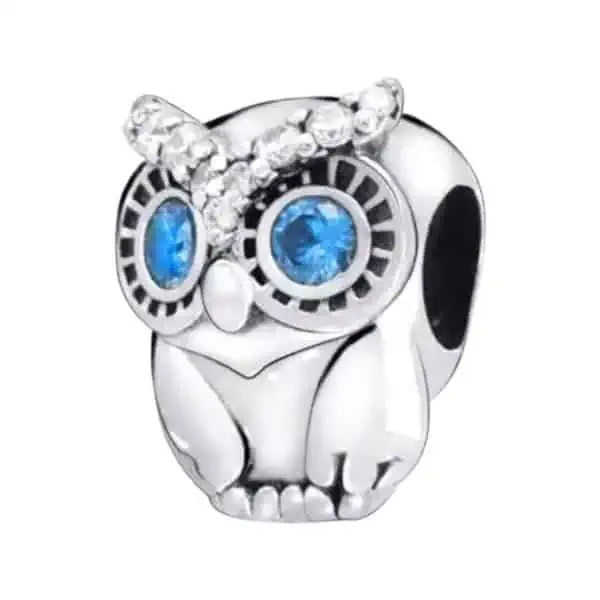 Product Afbeelding Vooraanzicht van onze lieve uil uit de dieren en natuur collectie. Deze bead uil is gemaakt van 925 sterling zilver en is afgewerkt met 2 grote blauwe zirkonia's. De uil staat voor wijsheid en is dus een mooi symbool voor geslaagd.