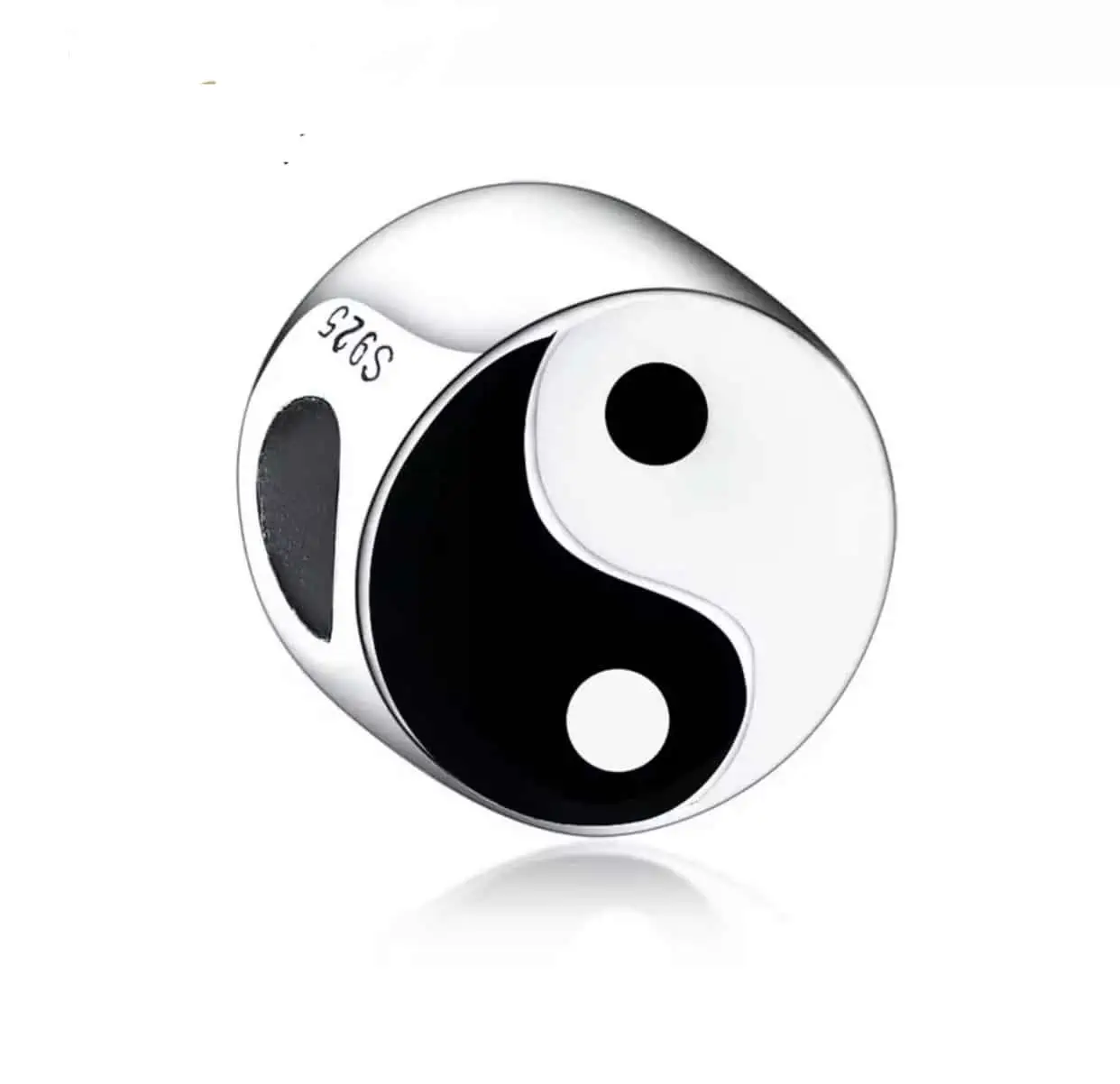 Product Afbeelding Voor en Achteraanzicht van onze geloof en geluk bedel yin en yang. De yin-yang bedel is prachtig afgemaakt met zwarte en witte emaille en gemaakt van 925 sterling zilver.