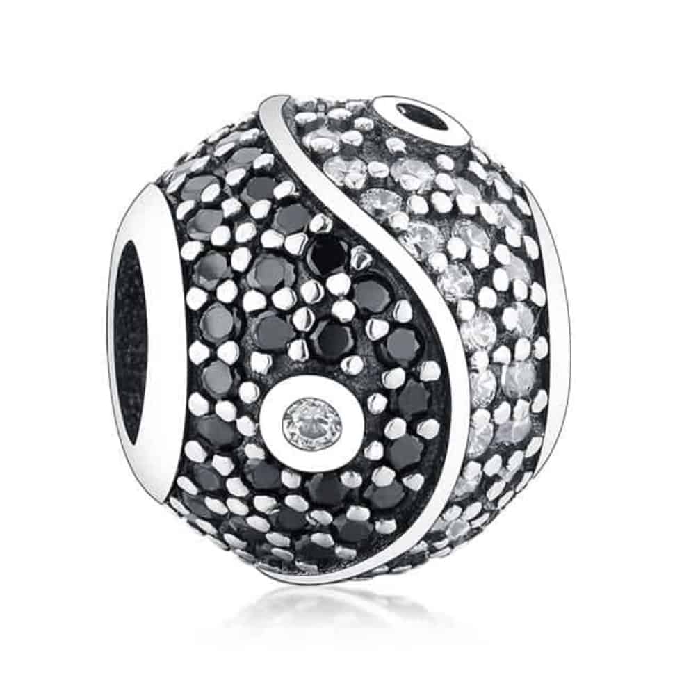 Product Afbeelding Voor en Achteraanzicht van onze geweldige bead uit de geloof en geluk collectie. Deze yin-yang bedel is totaal ingelegd met zwarte en transparante zirkonia. De yin en Yang bedel is gemaakt van 925 sterling. Een echte geloof bedel.