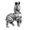 Product Afbeelding Vooraanzicht van onze prachtige zebra. De zwart witte lijnen zijn gegraveerd. Gemaakt van 925 sterling zilver.