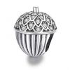 Vooraanzicht van onze nieuwe herfstbedel. Deze prachtige beukennoot is gemaakt van 925 sterling zilver en heeft mooie details. Aan de bovenkant is dit eikel bezet met zirkonia.