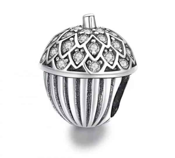 Vooraanzicht van onze nieuwe herfstbedel. Deze prachtige beukennoot is gemaakt van 925 sterling zilver en heeft mooie details. Aan de bovenkant is dit eikel bezet met zirkonia.