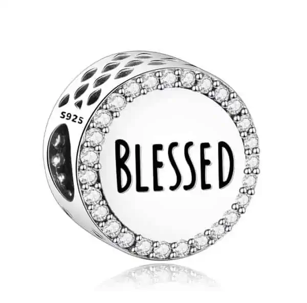 Product Afbeelding Voor en Achterzijde van onze prachtige blessed bead. Deze krachtige bedel is gemaakt van 925 sterling zilver en rondom ingelegd met zirkonia. Blessed is gegraveerd met zwarte emaille.