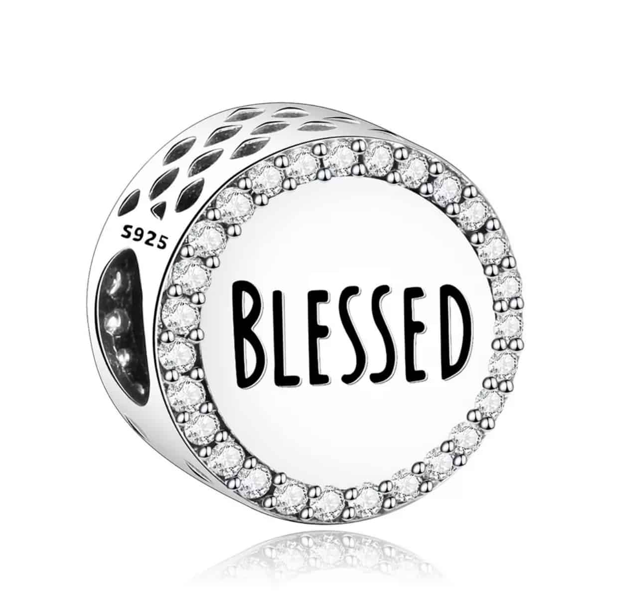 Product Afbeelding Voor en Achterzijde van onze prachtige blessed bead. Deze krachtige bedel is gemaakt van 925 sterling zilver en rondom ingelegd met zirkonia. Blessed is gegraveerd met zwarte emaille.