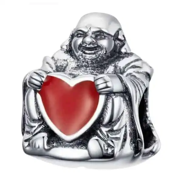 Vooraanzicht van onze mooie boeddha bedel met groot rood hart. Het rode hart is gemaakt van emaille. De zittende bolle bouddha is een prachtig item voor aan je bedelarmband. Gemaakt van 925 zilver en is te gebruiken als bead.