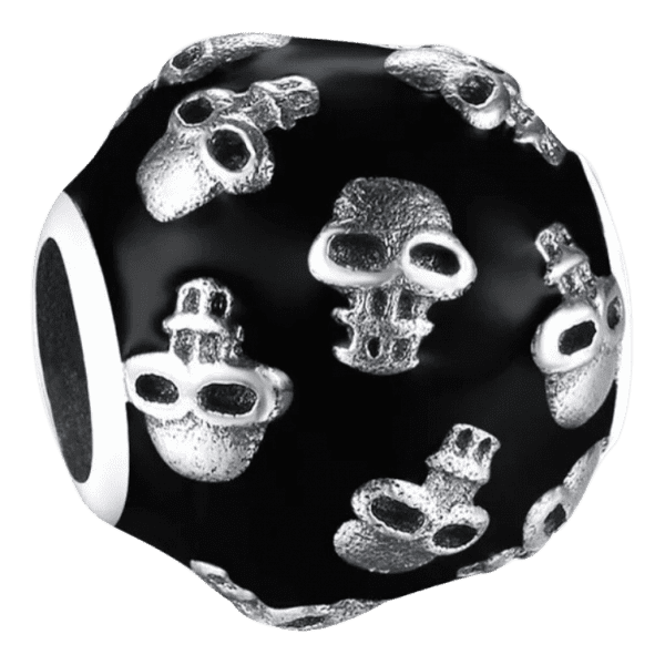 Voorkant van onze zwarte bol met 925 sterling zilveren doodshoofden. Bead met heel veel skulls op zwarte emaille