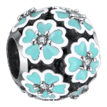 Vooraanzicht van onze nieuwe madeliefjes bol in prachtige blauwe kleur. Alle stampers zijn voorzien van een zirkonia. De turquoise bloemen zijn gemaakt van hoogwaardig emaille. De bol is open en deze bied maakt je armband een echte voorjaarsknaller. De madeliefjes geven je een glimlach op je gezicht!