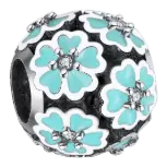 Product Afbeelding Vooraanzicht van onze prachtige turquoise bloemen bol. Deze bead is gemaakt van 925 sterling zilver en heeft turquiose emaille op elke bloem. Afgewerkt met zirkonia steentje als knop van de bloemetjes.