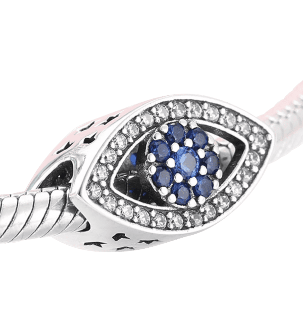 Voor en achterkant van het grote boze oog met glinsterende blauwe en transparante zirkonia's. Uitgevoerd in 925 sterling zilver