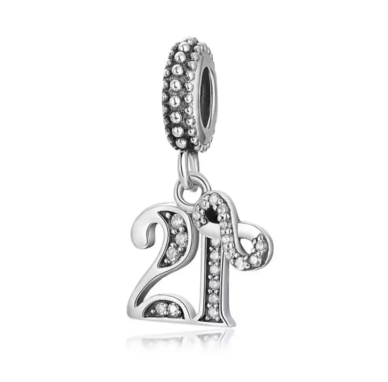 Product Afbeelding Vooraanzicht van onze prachtige jubileum charm. Deze bedel 21 jaar is gemaakt van 925 sterling zilver en heeft een klein infinity teken erbij hangen. Helemaal ingelegd met 925 sterling zilver. Een typische bedel voor een verjaardag of jubileum.