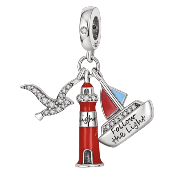 Product Afbeelding vooraanzicht van de mooie 3-delige bedel. Deze Bedel heeft een mooie rode vuurtoren waarvan het rood van emaille is gemaakt. De lieve zeemeeuw is helemaal ingelegd met zirkonia. De zeilboot heeft een gravure met follow the light en de vlaggen zijn gemaakt van rood en blauwe emaille. Deze charm is uiteraard net als alle bedels gemaakt van 925 Sterling Zilver.
