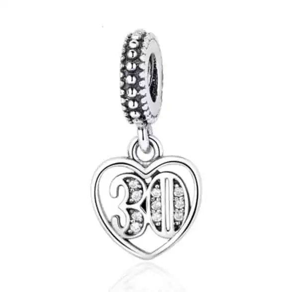 Product Afbeelding Vooraanzicht van onze prachtige jubileum bedel. Deze charm is in de vorm van een hart met de cijfers dertig binnen in het hart. 30 is ingelegd met zirkonia steentjes en uiteraard gemaakt van 925 sterling zilver.