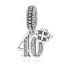Product Afbeelding Vooraanzicht van onze prachtige jubileum charm. Deze bedel 40 jaar is gemaakt van 925 sterling zilver en geheel ingelegd met zirkonia. De veertig jarige jubileum bedel heeft ook een klaver 4 die ook is ingelegd met zirkonia. Een mooi cadeau voor een verjaardag.