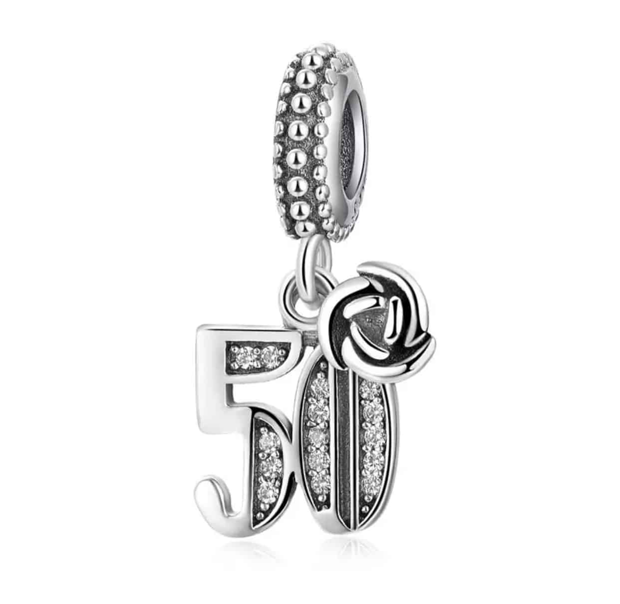 Product Afbeelding Vooraanzicht van onze prachtige jubileum bedel. Deze charm 50 jaar is gemaakt van 925 sterling zilver en geheel ingelegd met zirkonia. De vijftig jarige jubileum bedel heeft ook een roos als 2-delig element aan het bedeltje. Een mooi cadeau voor een verjaardag.