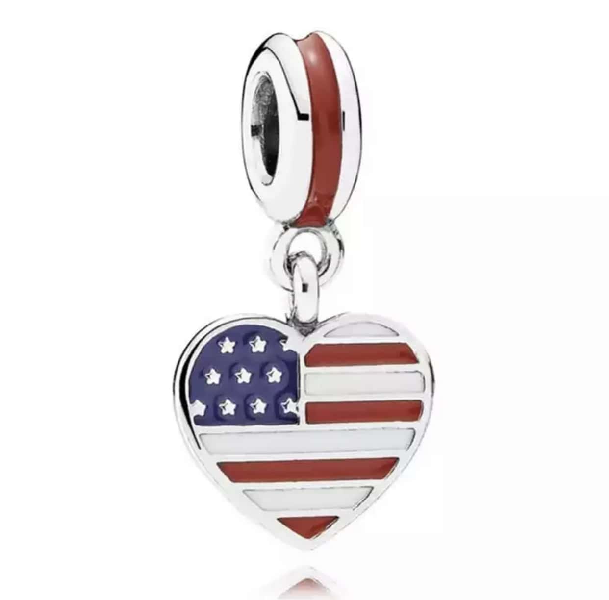 Product Afbeelding Vooraanzicht van onze bedel Amerika hart. Deze USA charm is gemaakt van 925 sterling zilver en blauwe, witte en rode emaille.