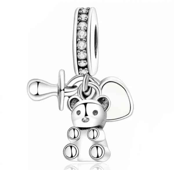Vooraanzicht van onze 3-delige bedel baby geboorte. Deze bedel staat symbool voor de geboorte van je baby of kleinkind. De beer en speen zijn gemaakt van 925 sterling zilver. Het witte hartje is gemaakt van emaille. De charm is ook ingelegd met zirkonia.
