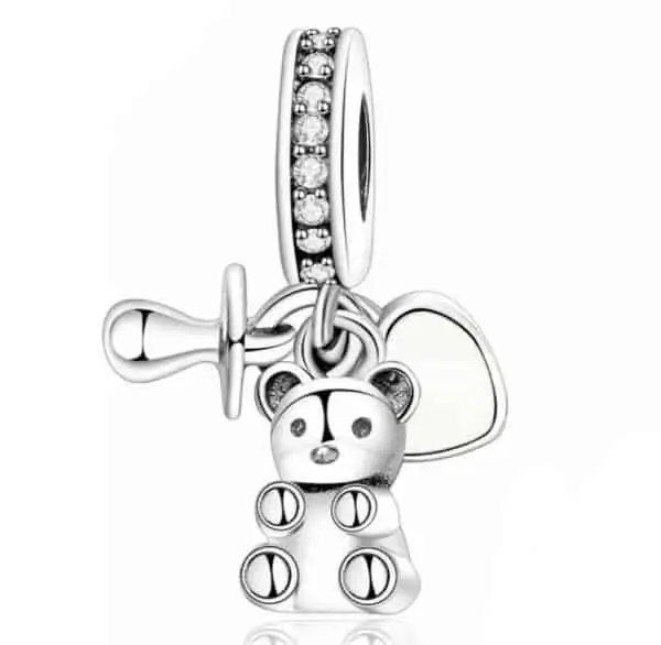 Vooraanzicht van onze 3-delige bedel baby geboorte. Deze bedel staat symbool voor de geboorte van je baby of kleinkind. De beer en speen zijn gemaakt van 925 sterling zilver. Het witte hartje is gemaakt van emaille. De charm is ook ingelegd met zirkonia.