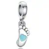 Product Afbeelding Vooraanzicht van onze prachtige baby voetje met blauw emaille hart. Deze zilveren charm uit de familie en jubileum categorie is gemaakt van 925 sterling zilver en een blauwe emaille hart.