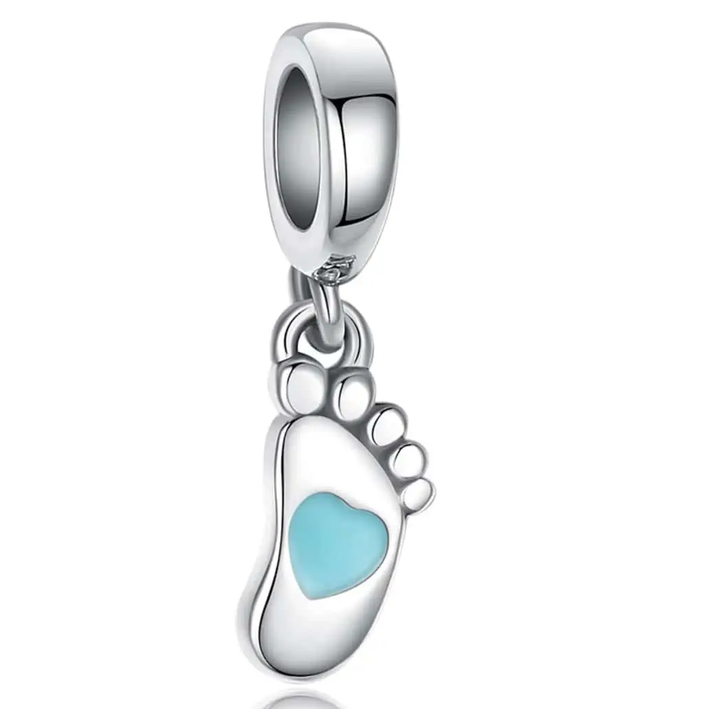 Product Afbeelding Vooraanzicht van onze prachtige baby voetje met blauw emaille hart. Deze zilveren charm uit de familie en jubileum categorie is gemaakt van 925 sterling zilver en een blauwe emaille hart.