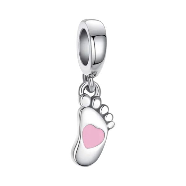 Product Afbeelding Vooraanzicht van onze prachtige baby voetje charm met roze emaille hartje erin. Dit babyvoetje is gemaakt van 925 sterling zilver.